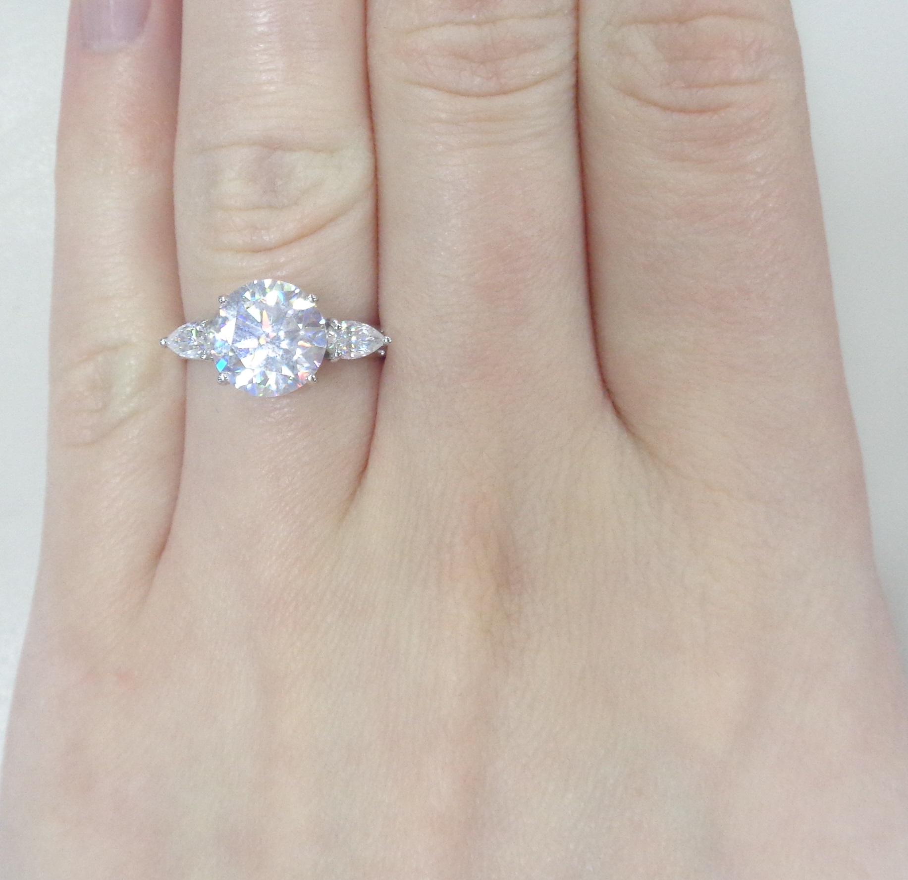 Серебряное кольцо с муассанитами